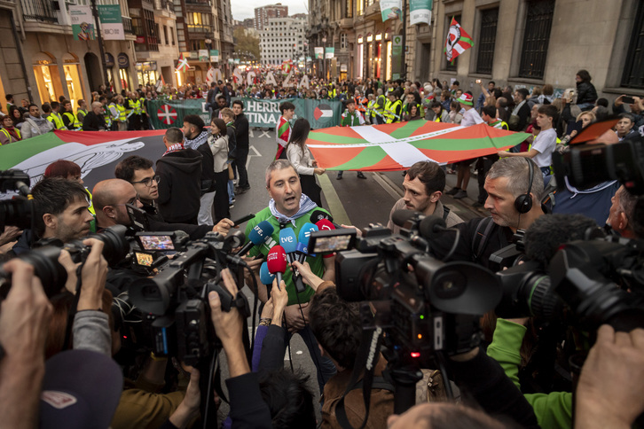 Ibon Meñika eleduna hedabideei harrera egiten elkartasun martxan