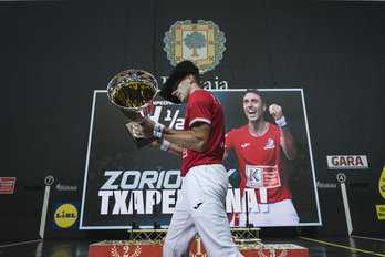 Peio Etxeberria, con el trofeo y la txapela de ganador.
