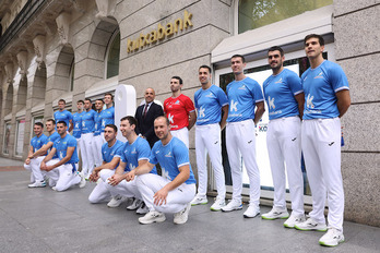 Binakako Txapelketako pilotariak. Aurreneko planoan, Ezkurdia Mariezkurrena beta Zabaletaren erdian, atzelari postura ohitu nahian, edo.