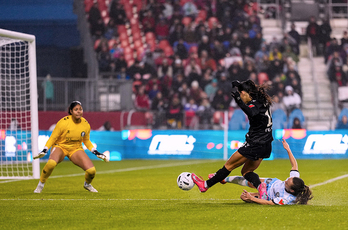Holly Ward remata a gol en la final de la Northern Super League entre AFC Toronto y Vancouver Rise.