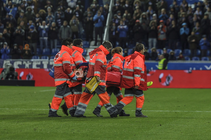 Ximo Navarro min hartuta Alaves eta Villarealen artekoan.