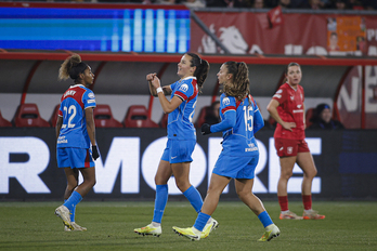 Amaiur celebra con sus compañeras el primer gol del Atlético al Twente en la Champions femenina.