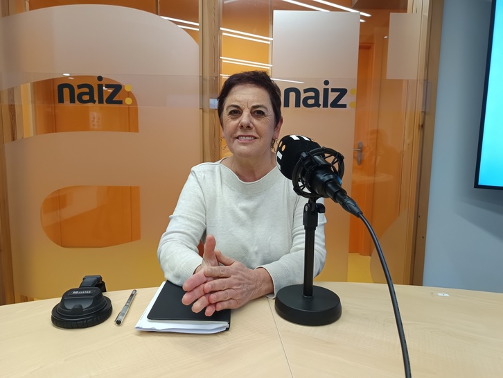Mertxe Aizpuruak aletu du gaurkotasun politikoa NAIZ Irratiaren estudioetan.