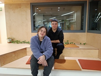 Elene Lepetegi (goian) eta Ekhiñe Petriati (behean) Bilgune Feministako kideak. 