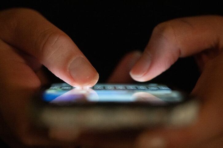 Pantailen atzean ere sexu-esplotazioa ematen dela salatu du Save The Childrenek.