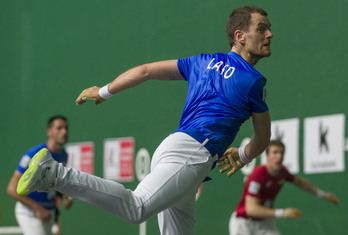 Unai Laso eskuz binakako lehen jardunaldiko partidan.