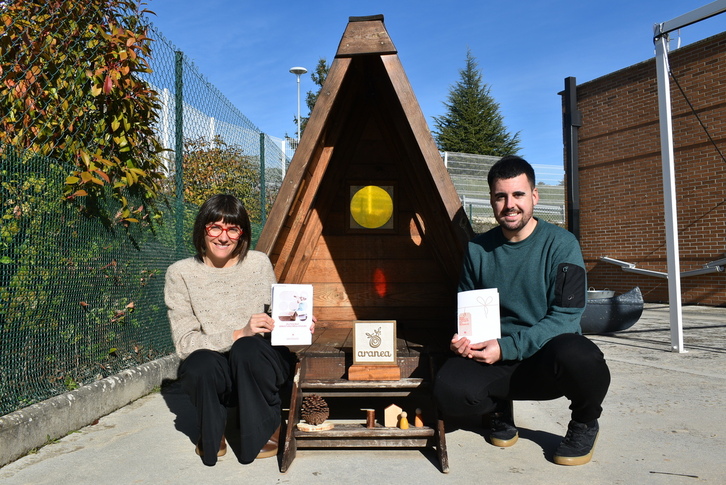 Garazi Labiano eta Joseba Corera Araneako zuzendariak, gida eskutan.