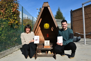 Garazi Labiano eta Joseba Corera Araneako zuzendariak, gida eskutan.
