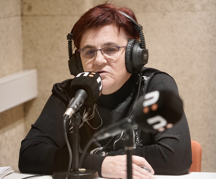 Lore Bilbao Osakidetzako zuzendari nagusia, NAIZ Irratiaren estudioetan, Bilbon.
