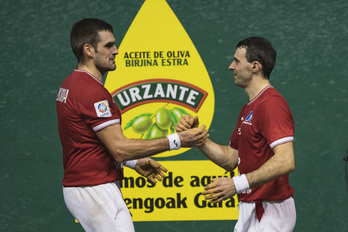 Altuna eta Ezkurdia garaipena ospatzen Eibarren.