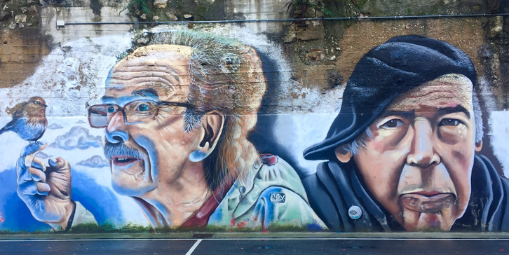 Joxean Artze eta Mikel Laboari eskainitako murala Pasai San Pedron.