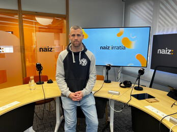 Juantxo Arakama NAIZ Irratiaren estudioan
