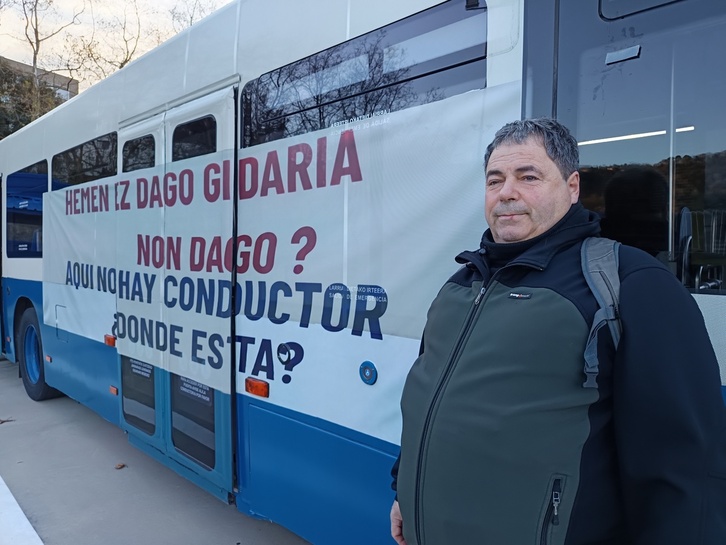Fidel Arizmendi, Zabalza kasuari buruzko erakusketa hartu duen autobusaren parean.