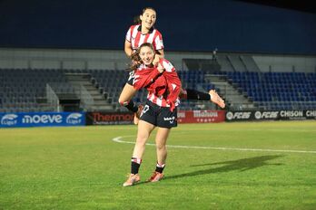 Gurtubay y Agote, goleadoras del Athletic en su victoria ante el Madrid CFF en Fuenlabrada.