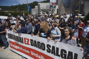 Eider Gotxi (erdian) Guggenheim Urdaibai Stop plataformak Bilbon maiatzean egindako protestan.