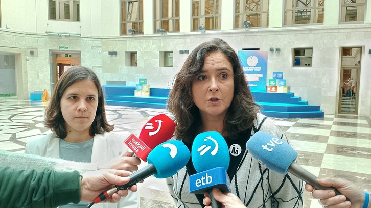 Izaskun Lertxundi Lehendakaritzan hedabideekin, dekretua onartu zen egunean.