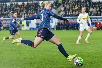Mead dispara en el encuentro de UWCL entre Arsenal y OH Leuven en Lovaina.