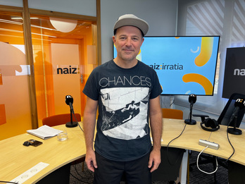 Galder Izagirre NAIZ Irratiko estudioan