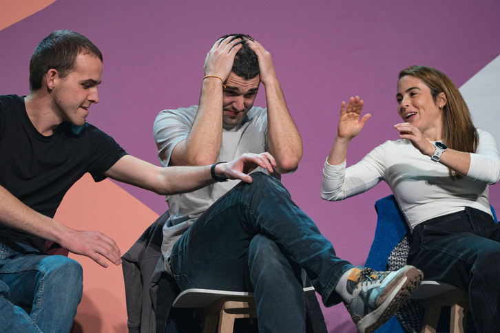 Aitor Etxebarriazarraga txapelduna, Gorka Pagonabarraga eta Oihana Bartraren zorionak jasotzen