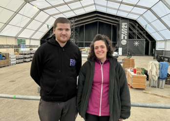 Oihan Ekiza eta Nerea Eugi, Aske jaialdiko antolakuntza taldeko kideak.