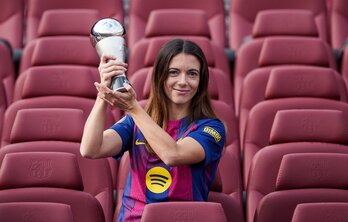 Aitana posa en el nuevo Camp Nou con su tercer The Best consecutivo.