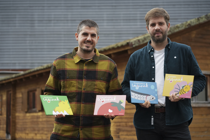 Javi Rivero sukaldaria, ezkerrean, eta Imanol Zubelzo Mantalako ordezkaria, eskuinean, Etxetik bildumarekin eskutan