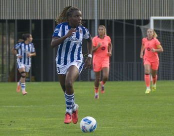 Edna Imade conduce el balón durante el partido de Liga F entre Real y Barcelona en Zubieta.