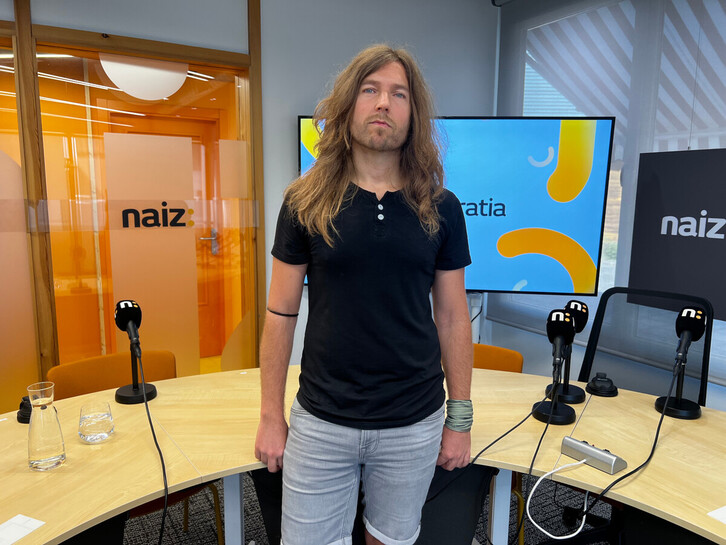 Aner Hernandez NAIZ Irratiko estudioan