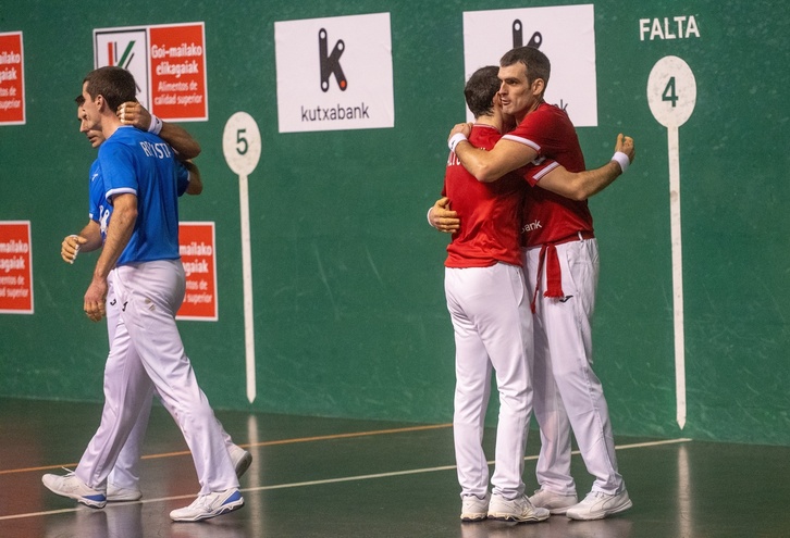 Altuna eta Ezkurdia garaipena ospatzen Eibarren.