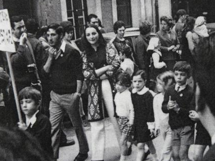 Adela Ibabe andereñoa, Arrasaten egindako kaleko ekitaldi batean, 1970. urtearen inguruan.