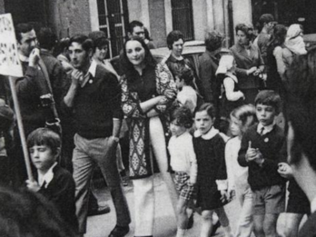 Adela Ibabe andereñoa, Arrasaten egindako kaleko ekitaldi batean, 1970. urtearen inguruan.