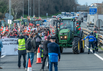 Laborarien protesta Biriatuko bidesarian.