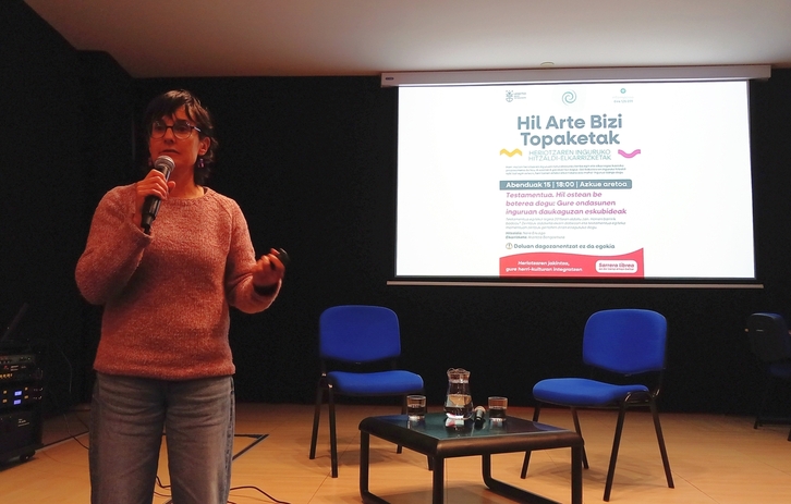 Nere Erkiaga, Lekeition antolatutako 'Hil arte bizi' topaketetako batean.