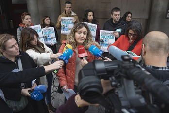 Miren Zubizarreta adierazpenak egiten, Lakuak Bilbon duen egoitzaren aurrean.