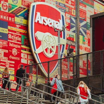 Escudo del Arsenal en los accesos a su Ciudad Deportiva.