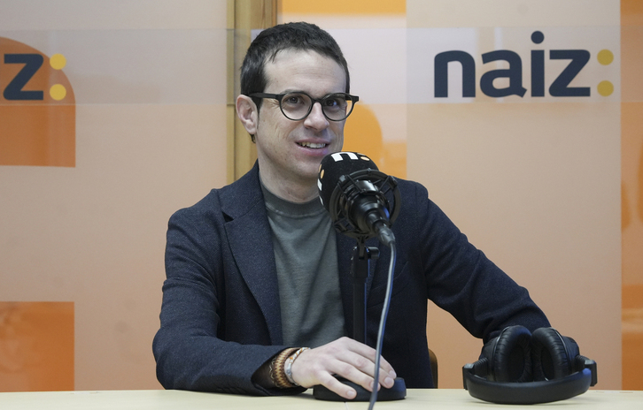 Pello Otxandiano, NAIZ Irratiko estudioetan. 