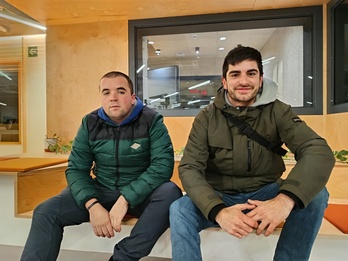 Josu Egurtza (ezkerrean) eta Eñaut Alvarez (eskuinean) Guardetxeko kideak