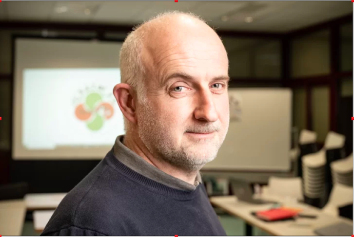 Erik Etxart Seaskako hiru lehendakari kideetako bat, artxiboko irudi batean