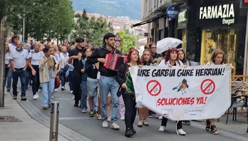 Ziortza Llona pankarta eusten, Auzokoa Herrikoi Elkartea eta Herri Bideak Kate Barik elkarteekin