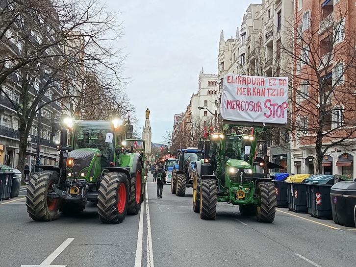 Traktoreek Bilboko Kale Nagusia zeharkatu zuten Arriaga Plazaraino.