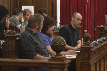 Mikel Bildosola EH Bilduko bozeramailea, osteguneko udal batzarrean. 