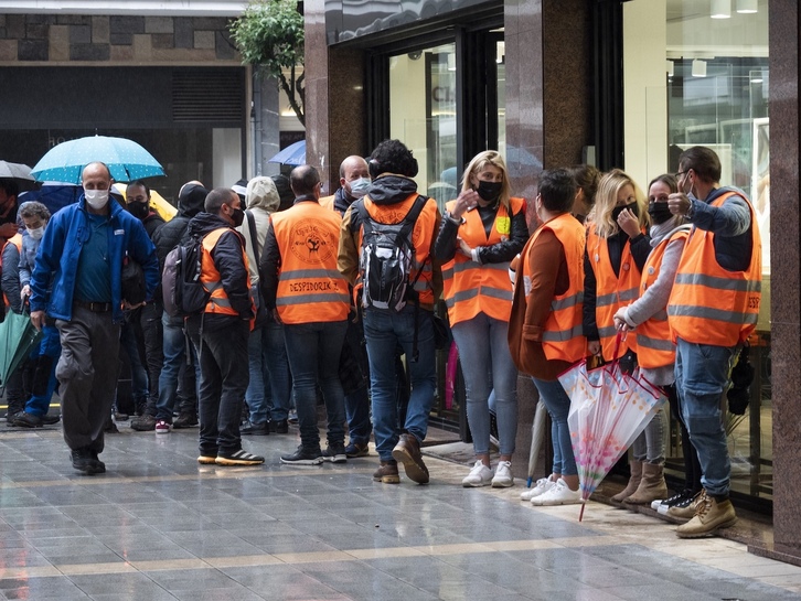 LAB eta ESK sindikatuek deituta, Tubos Reunidos langileen elkarretaratzea enpresaren bulegoen aurrean. 