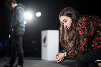 Maddi Ane Txoperena finalaren une batean, atzean Aitor Servier bertsoa pentsatzen