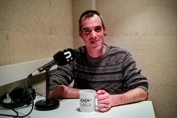 Mikel Baza NAIZ Irratiaren Bilboko estudioan