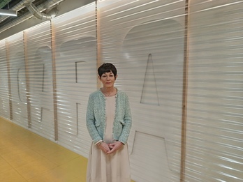 Maddalen Iriarte, Gipuzkoako Batzar Nagusietako EH Bilduko bozeramailea, NAIZ Irratiko estudioetan.