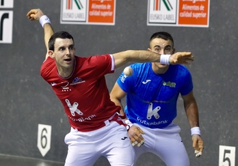 Jokin Altuna, pilota astintzen, Donostiako partidan.