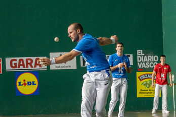 Aitor Elordi, sakea ateratzen Altsasuko Burunda pilotalekuan.