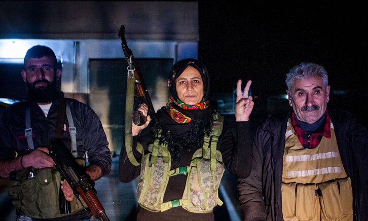 Tentsio giroaren ondorioz, gauero ibiltzen dira herritarrak euren auzoak zaintzen.