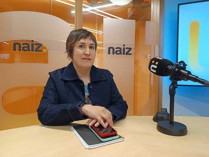 Onintze Oleaga, EH Bilduko udalgintza arduraduna, NAIZ Irratiko estudioetan