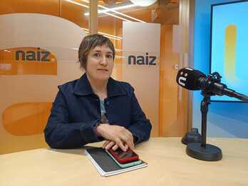 Onintze Oleaga, EH Bilduko udalgintza arduraduna, NAIZ Irratiko estudioetan